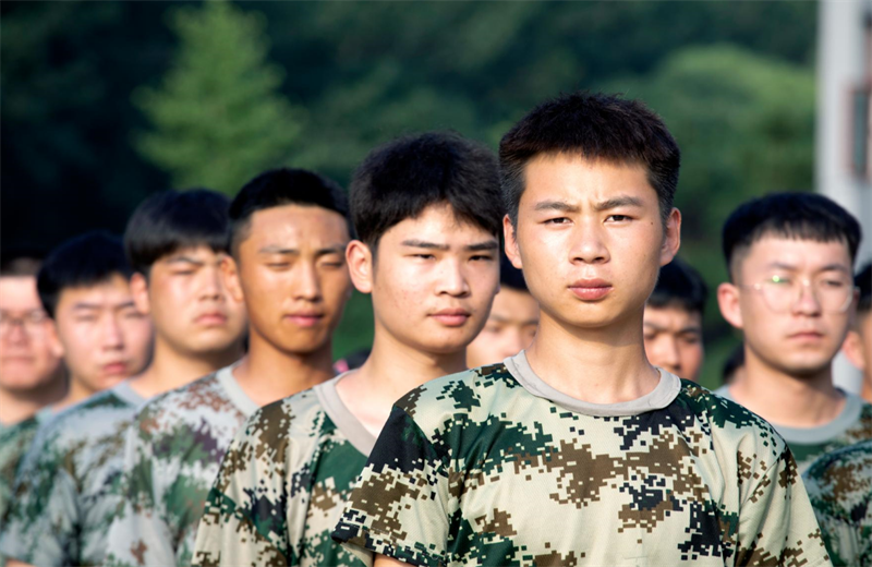 2021年7月6日，北京集团百名应届大学生褪下便服换上军装，在训练场上接受为期2天的军训，享受入职前的第一份美好记忆。